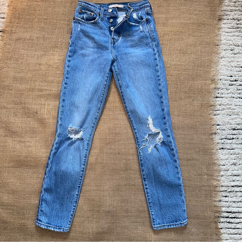 Levi’s Wedgie distressed jeans size 24 in blue